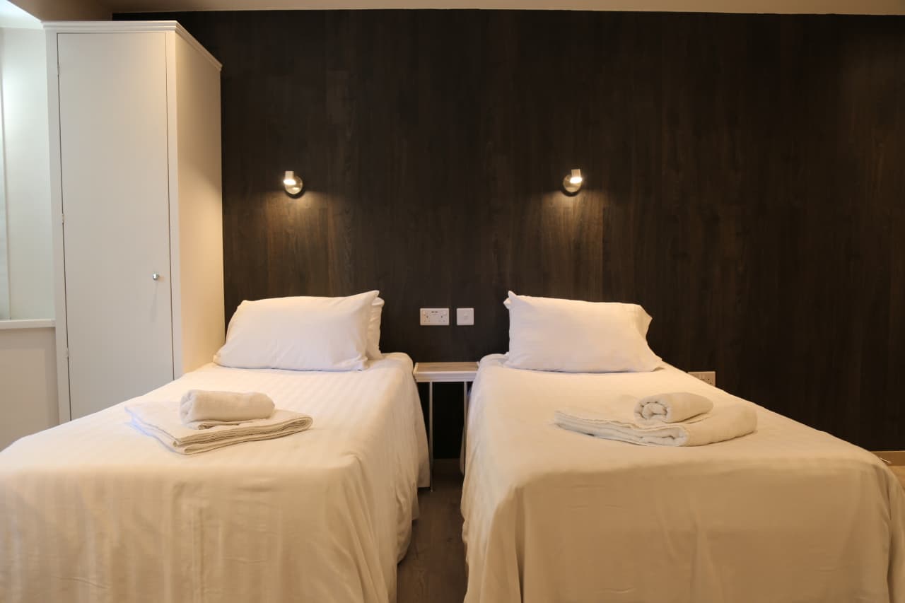 Twin room with two single beds and a wardrobe