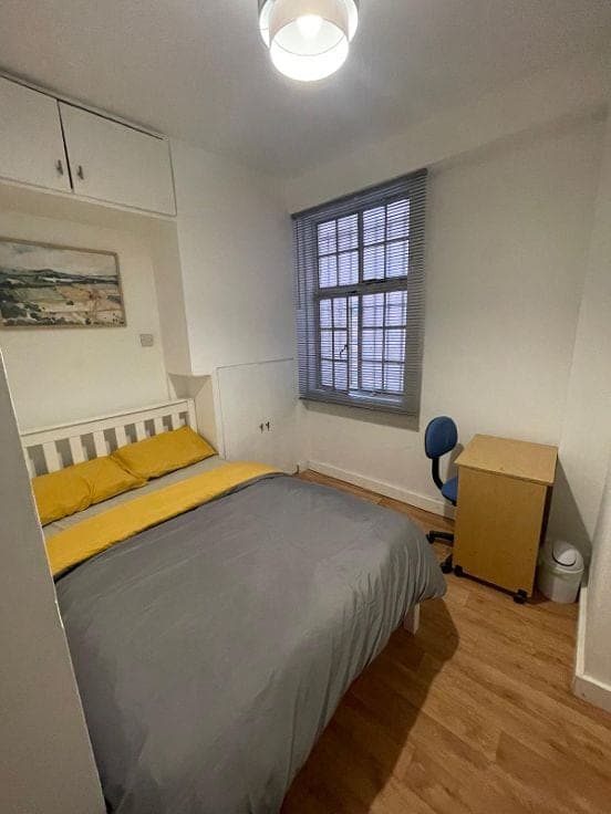 Double room with a desk, chair and window